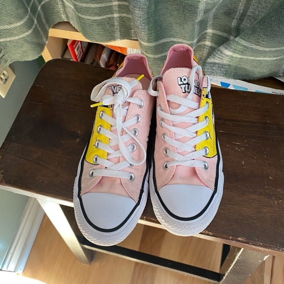 Looney Tunes x Chuck Taylor All Star Low 'Tweety' sneakers women’s 7 - Picture 2 of 8